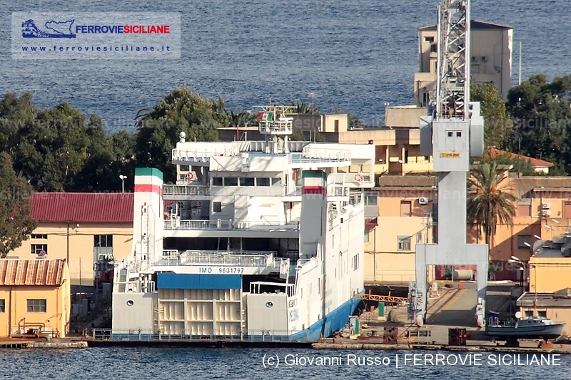 nave traghetto messina rfi fs arsenale marina militare ferry boat
