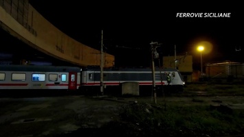 20221015-Primo-sbarco-autonomo-di-un-treno-passeggeri-dalla-nave-traghetto-con-le-locomotive-a-batteria