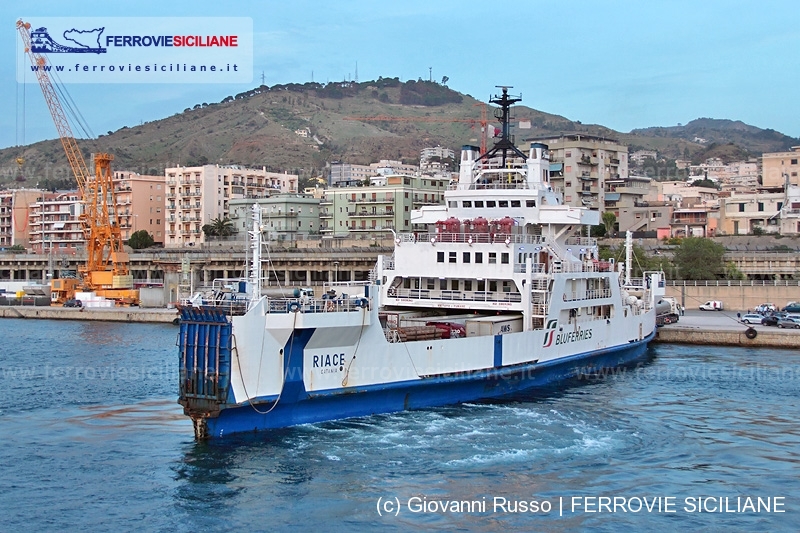 La disposizione delle navi per il blocco degli imbarcaderi di RFI e C&T a Villa San Giovanni