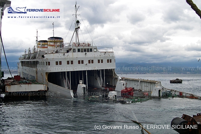 Affonda la nave traghetto Cariddi