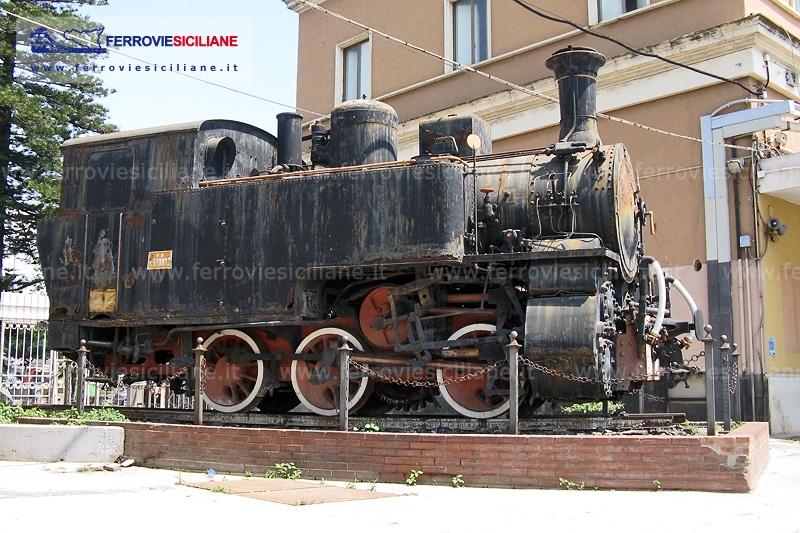 I soliti ignoti tentano di sottrarre la targa della locomotiva R370 012