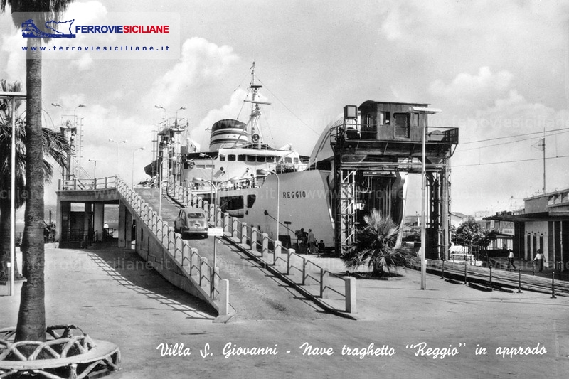Villa San Giovanni nave traghetto Reggio in approdo