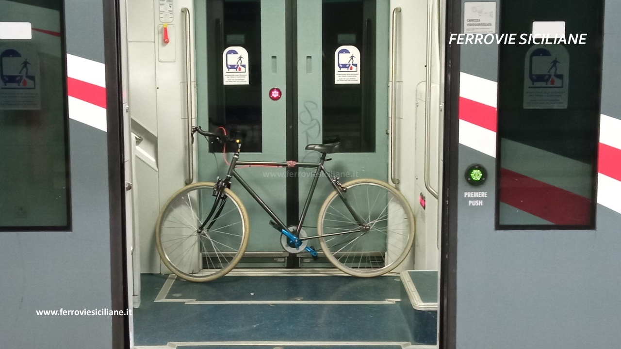 Il trasporto (incivile) delle bicilette sui treni di Milano