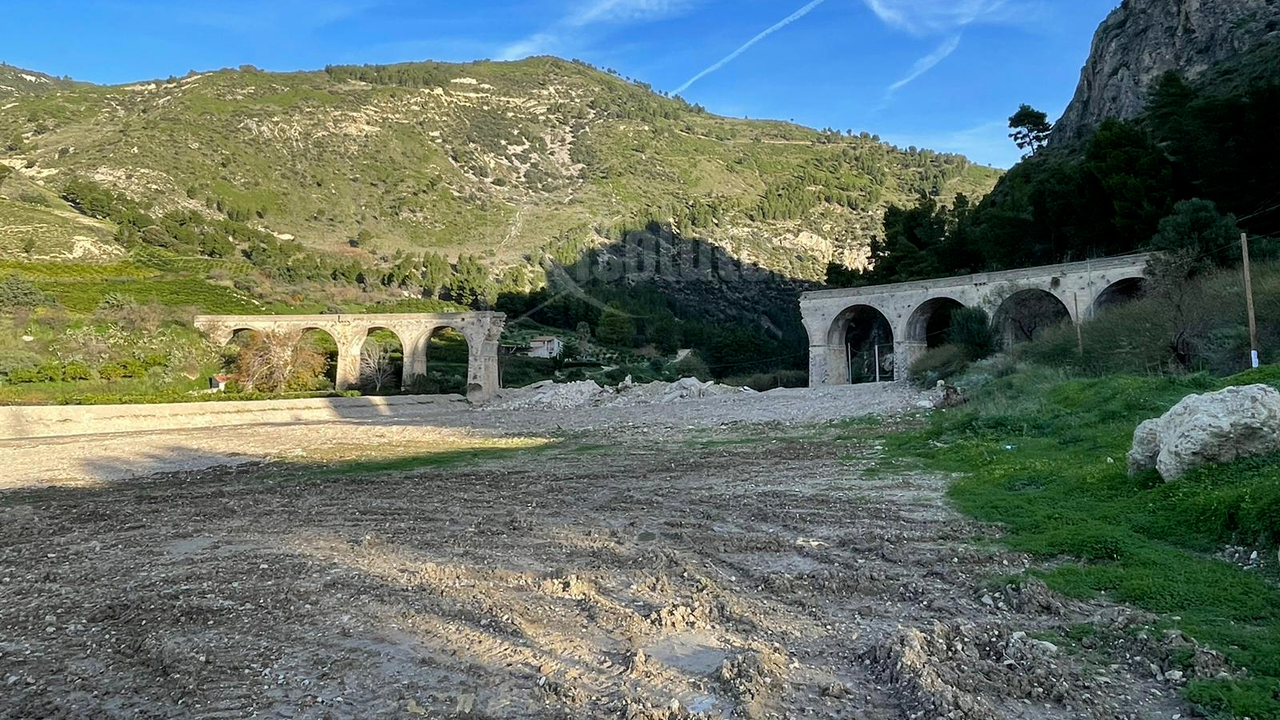Ferrovia Palermo – San Carlo – Burgio, crollano due arcate del ponte “Tredici luci” sul fiume Sosio