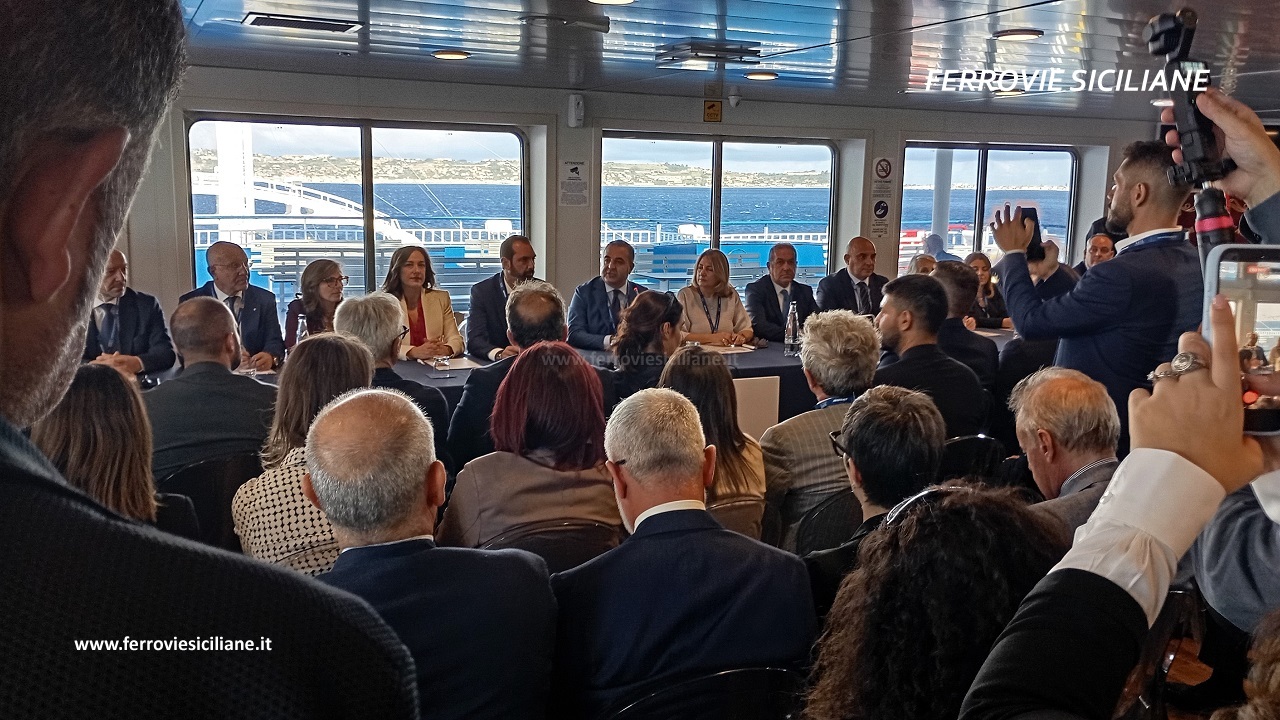 Oltre lo Stretto: a bordo della nave Elio firmato il Protocollo d’Intesa tra i Comuni di Messina e Reggio Calabria